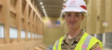 23岁的康纳·加里森(Conner Garrison)在美国海军陆战队暑期实习时的照片.S. 陆军工程兵团.
