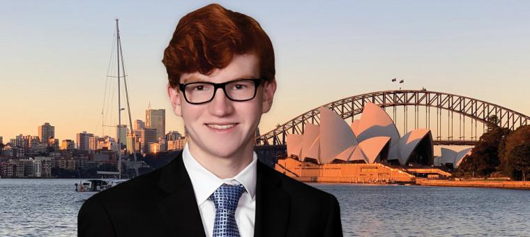 康纳·麦考密克25岁，背景是悉尼歌剧院和悉尼大桥.