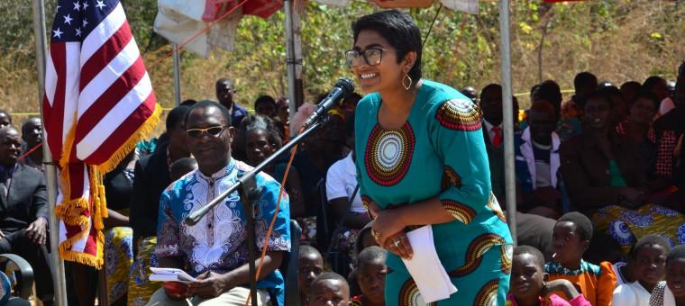 菲比·库林·马歇尔在她的和平队宣誓就职仪式上向接待她的恩琼布瓦村发表演讲. 